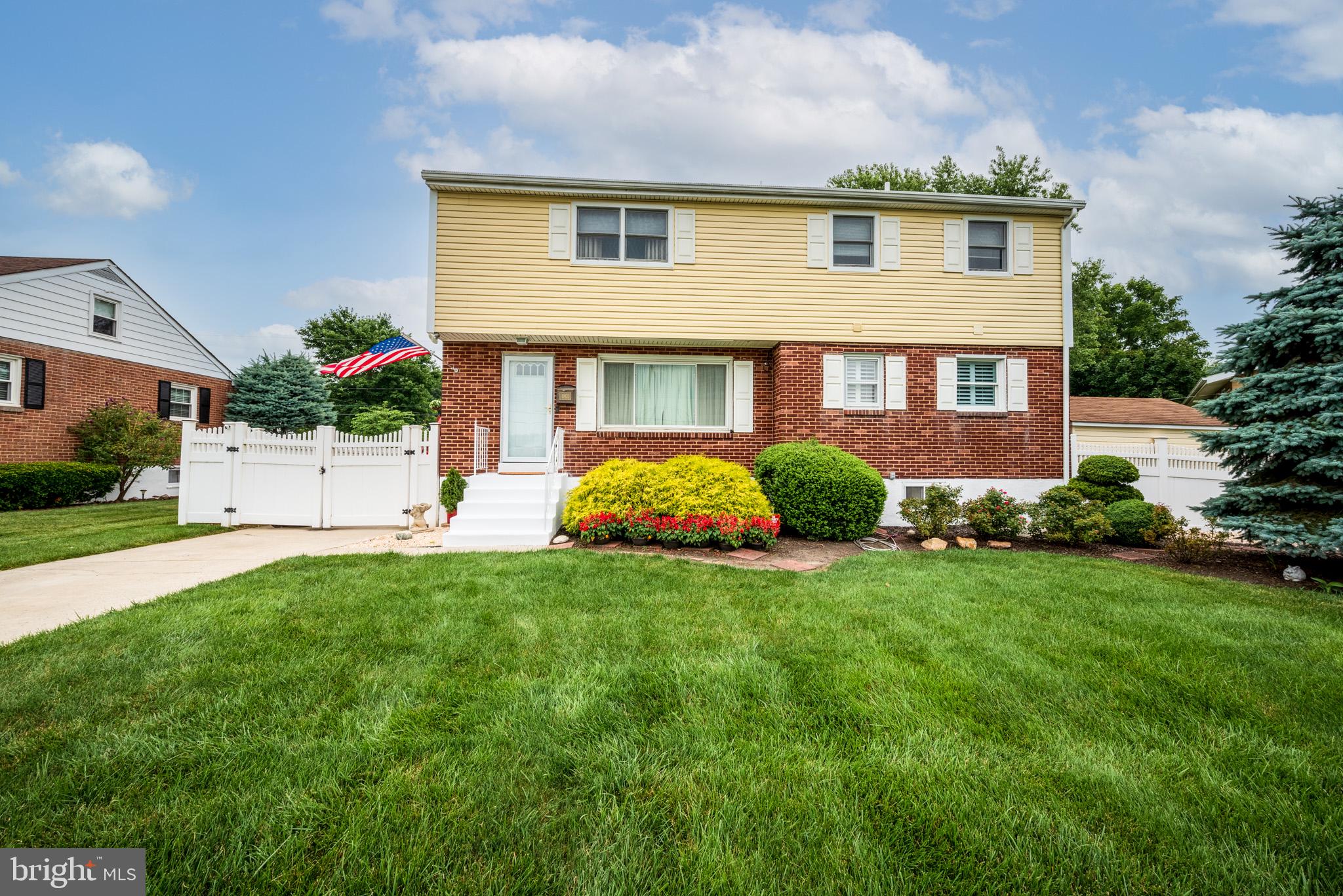1903 Limestone Road Wilmington, DE 19804 - Photo 2 of 43 Beautifully manicured lawn and clean driveway