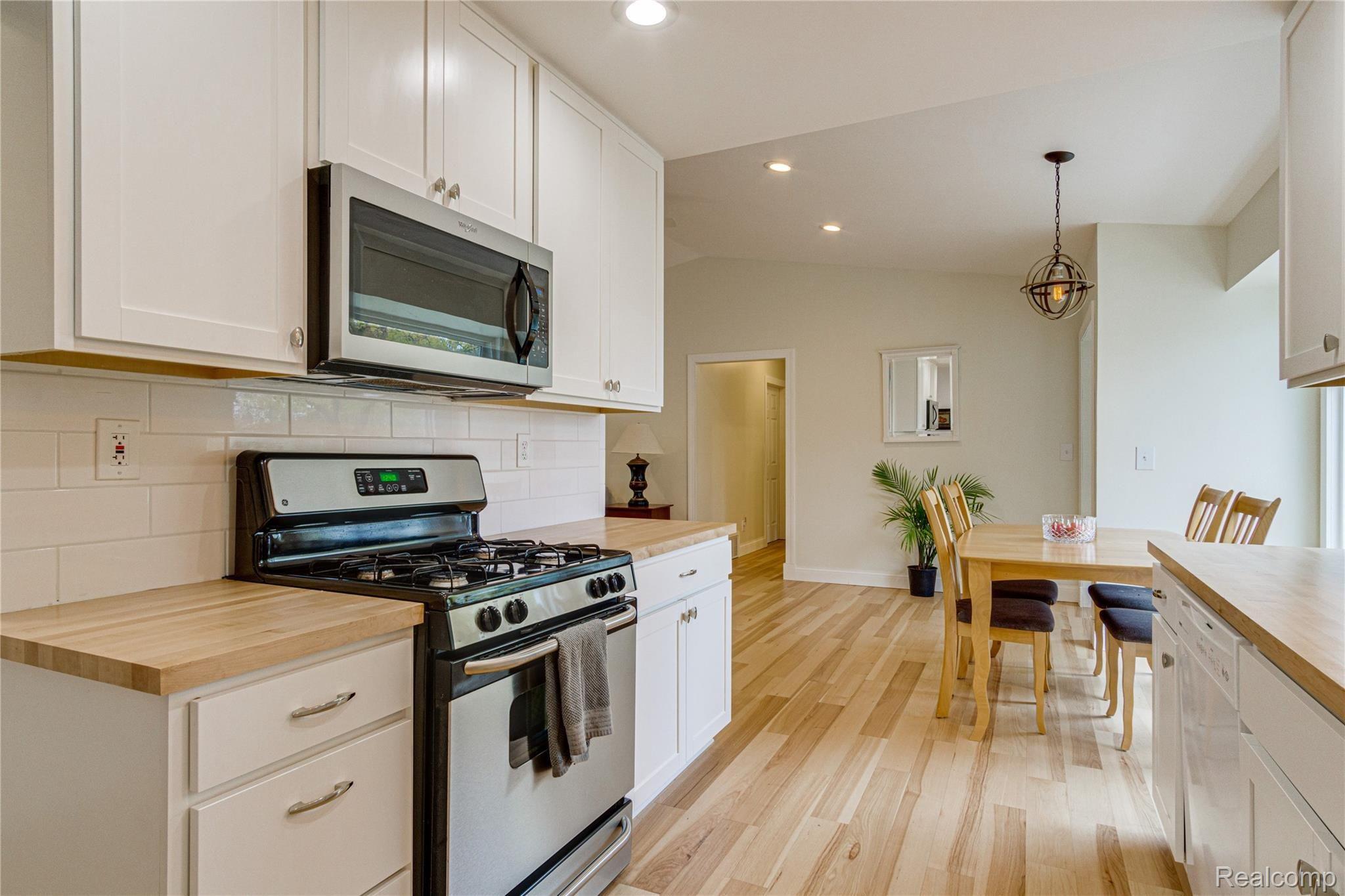 1423 North Long Lake Road Fenton, MI 48430 - Photo 9 of 30 Interiors (13 of 30).jpg
