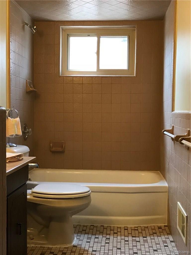 255 Henry Ruff Road Garden City, MI 48135 - Photo 15 of 21 Full bathroom (view 2)