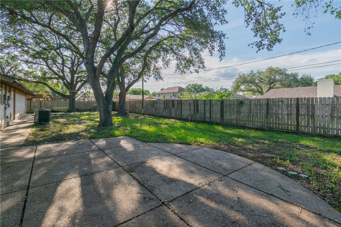 1307 Lincoln Street Alice, TX 78332 - Photo 5 of 34