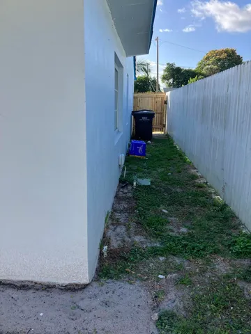 $3,000 | 949 30th Street, West Palm Beach, FL 33407