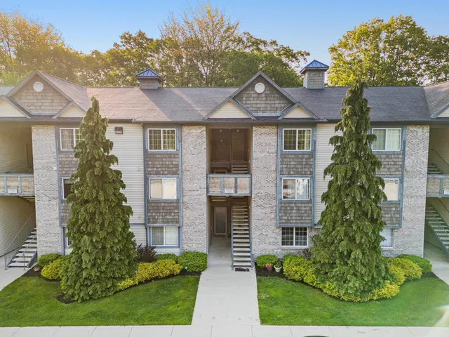 $199,900 | 18372 North Ridge Court, Unit 12, Spring Lake, MI 49456