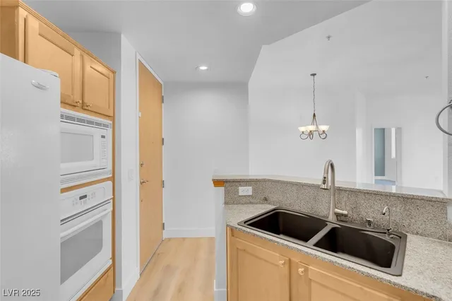 $1,450 | 75 East Agate Avenue, Unit 206, Las Vegas, NV 89123