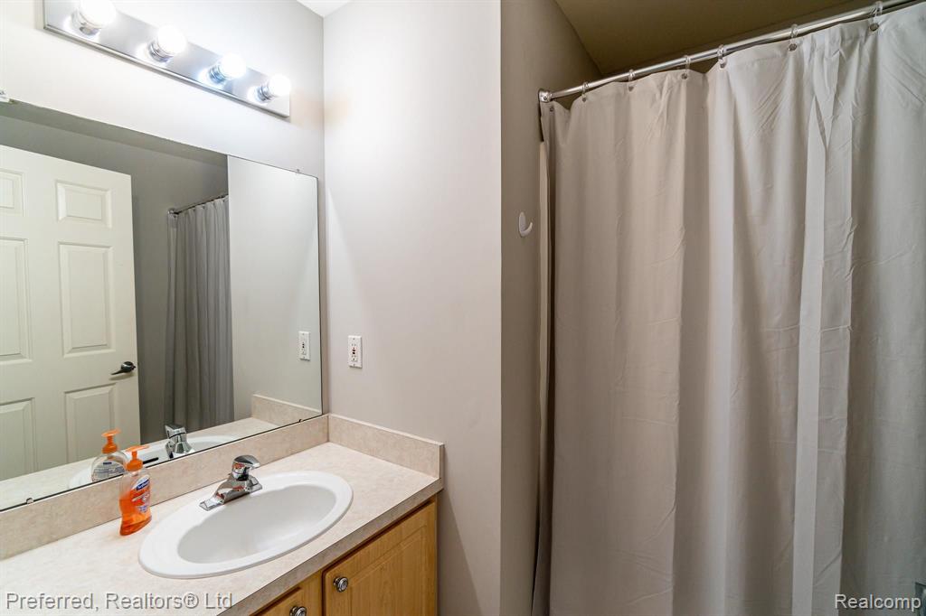 16928 Farmington Road Livonia, MI 48154 - Photo 9 of 28