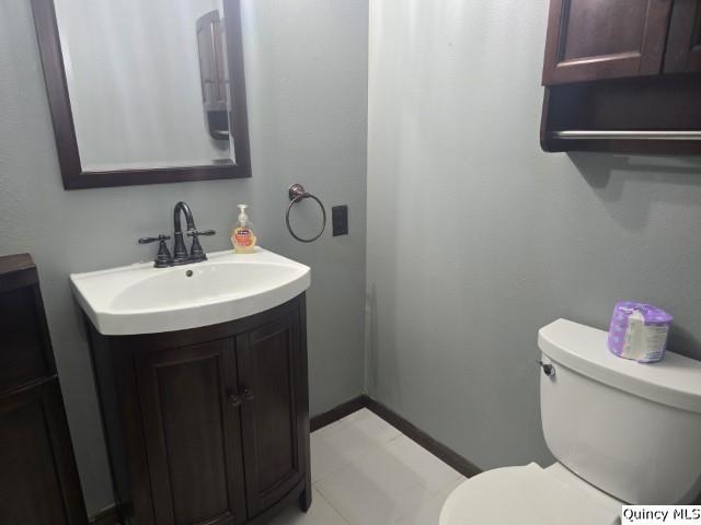 1797 East Co Road 1540 Carthage, IL 62321 - Photo 6 of 36 a bathroom with a toilet sink and mirror