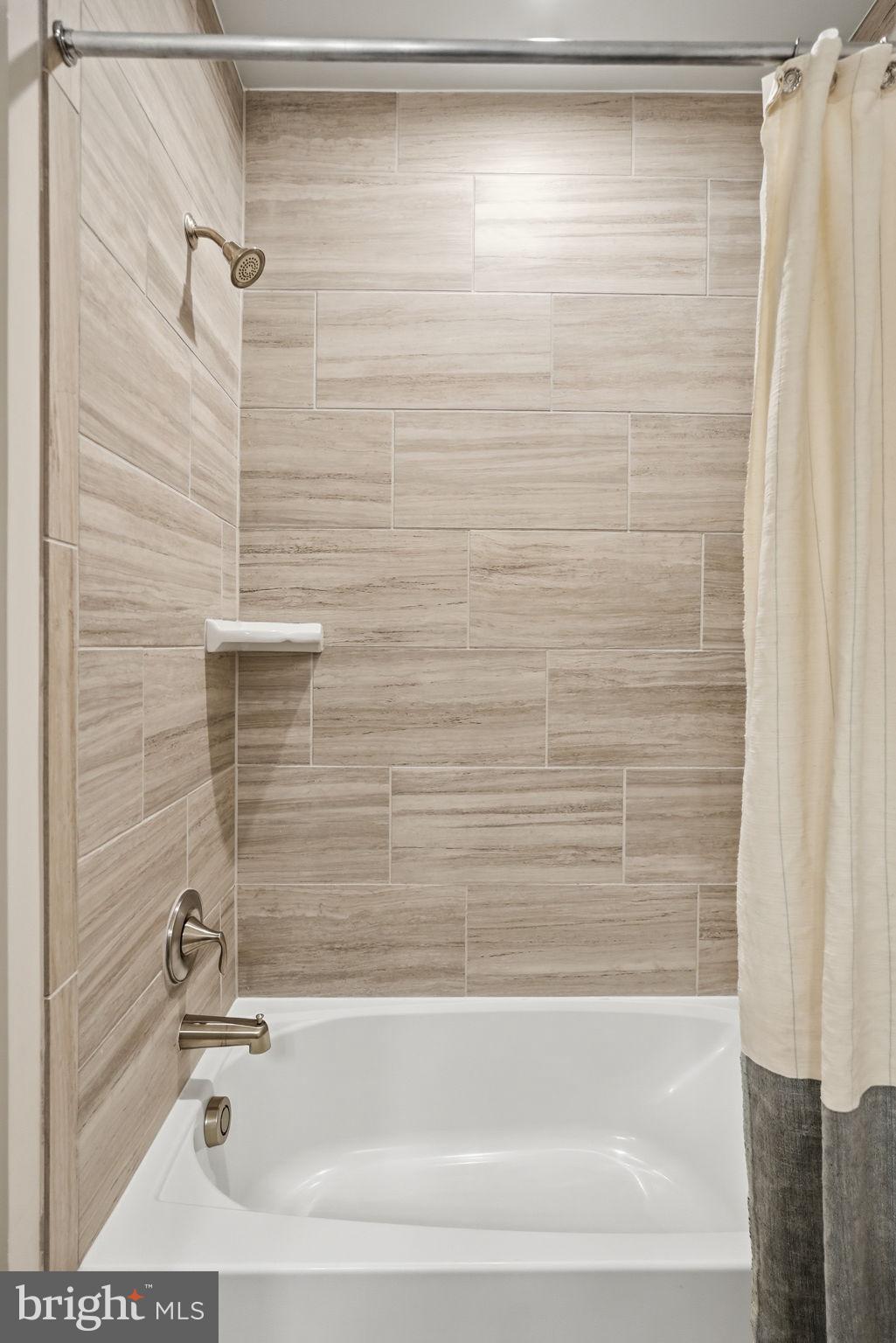 9540 Fields Road, Unit 9540 Gaithersburg, MD 20878 - Photo 18 of 30 Hall Bathroom with Soaking Tub