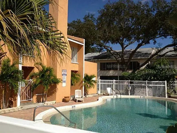 $2,000 | 720 100th Avenue North, Unit 203, St. Petersburg, FL 33702