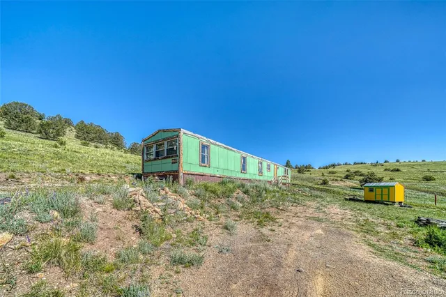 a view of a back yard of the house