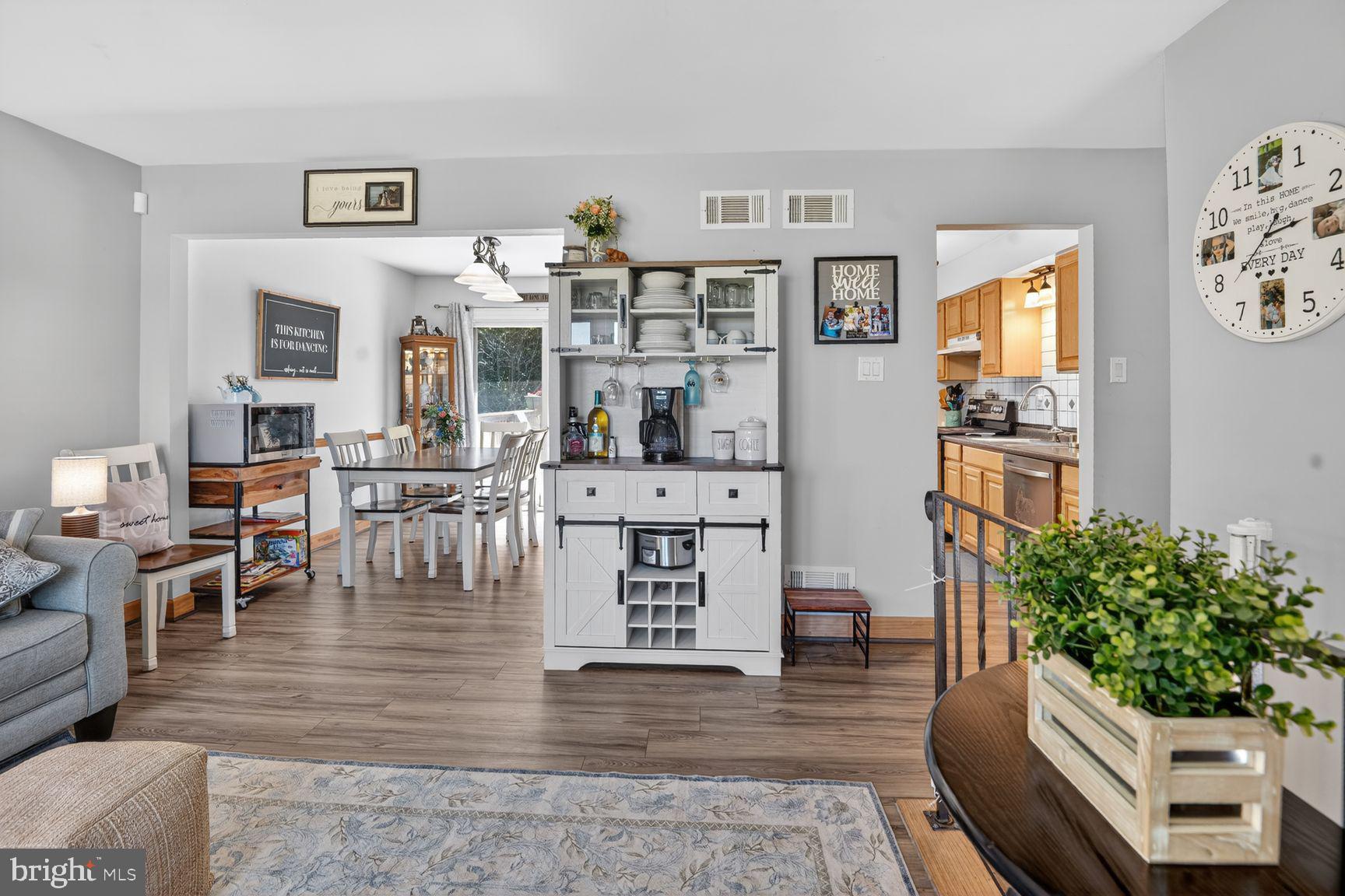 847 Streaker Road Sykesville, MD 21784 - Photo 15 of 41 Bright and welcoming!