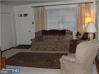 643 Paddock Road Southampton, PA 18966 - Photo 2 of 11 Living Room