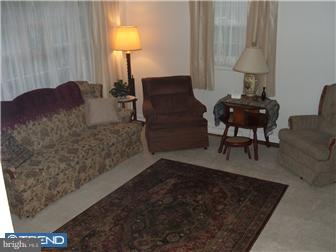 643 Paddock Road Southampton, PA 18966 - Photo 4 of 11 Living Room