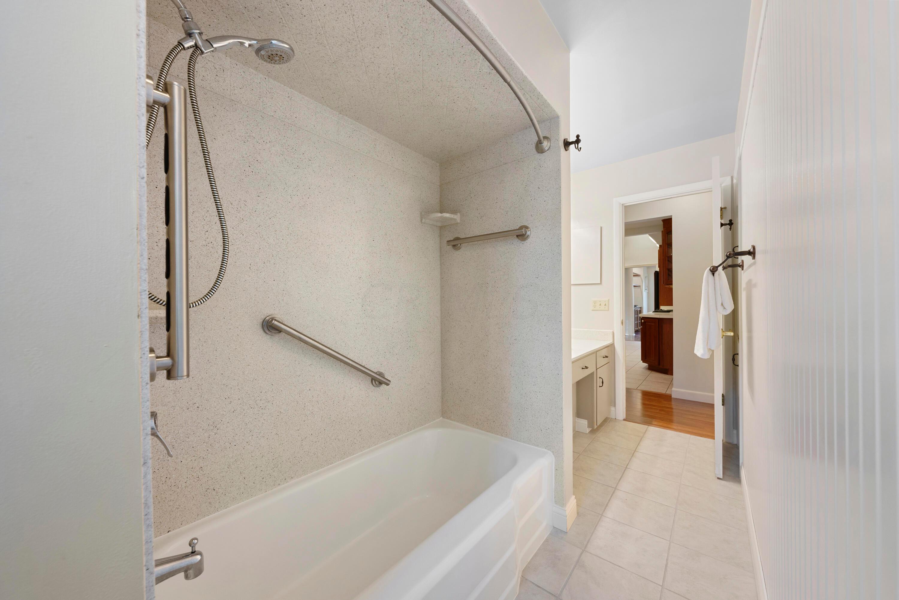 2718 Mt Holyoke Road Columbus, OH 43221 - Photo 32 of 57 Hallway full bath