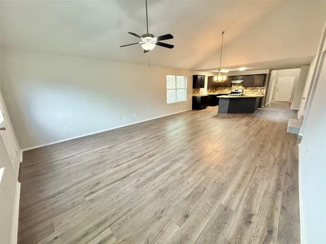 a view of a house with backyard and a area
