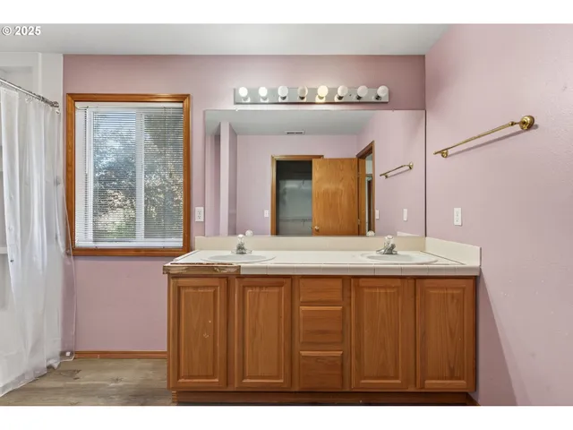 $550,000 | 14997 Southeast Gilesford Street, Clackamas, OR 97015