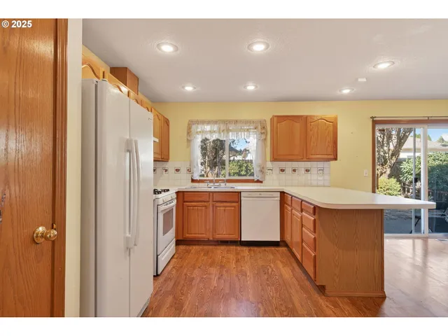 $550,000 | 14997 Southeast Gilesford Street, Clackamas, OR 97015