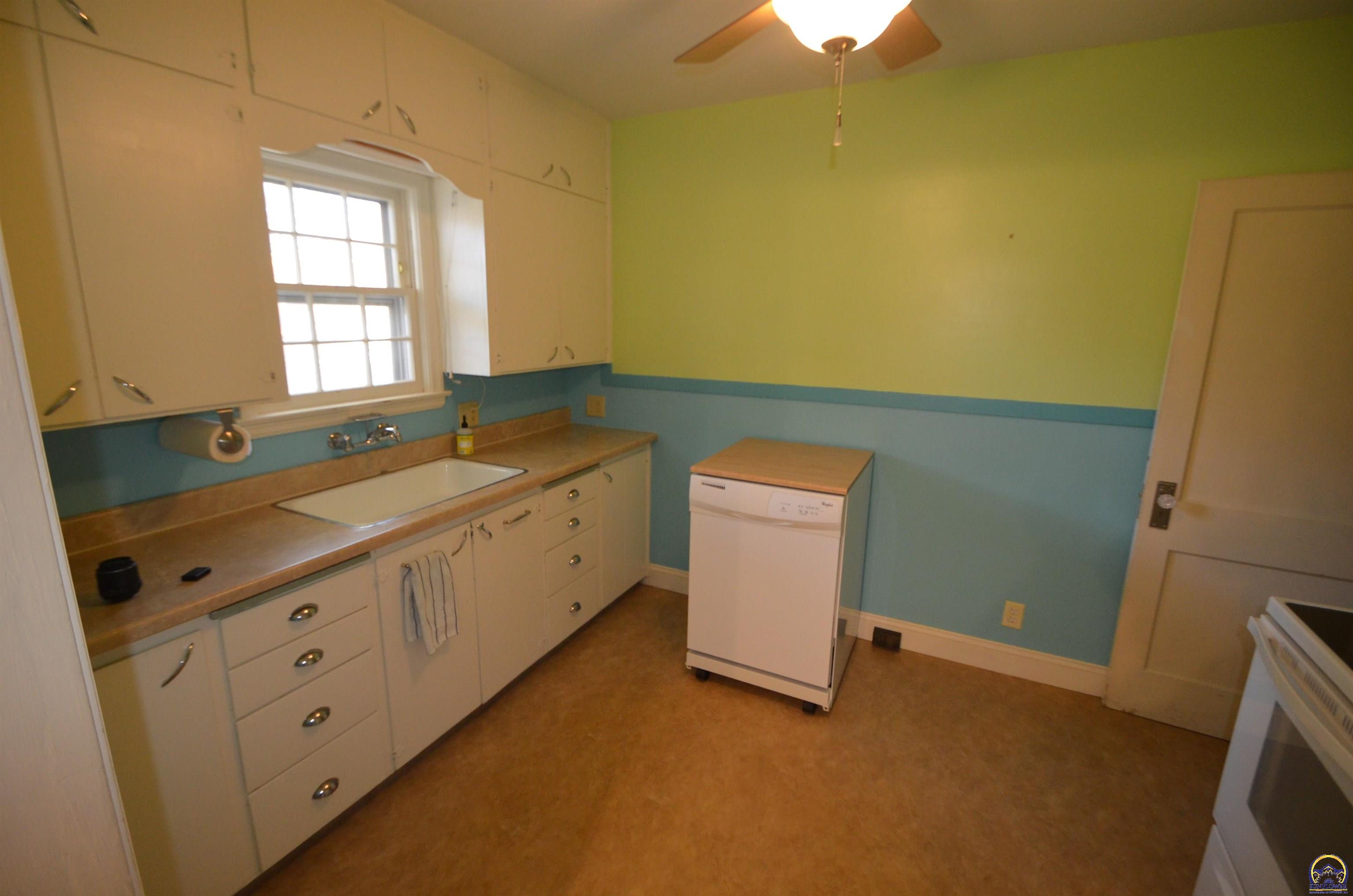 923 Southwest High Avenue Topeka, KS 66606 - Photo 4 of 13