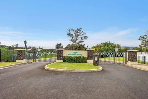 a view of entryway with flower plants