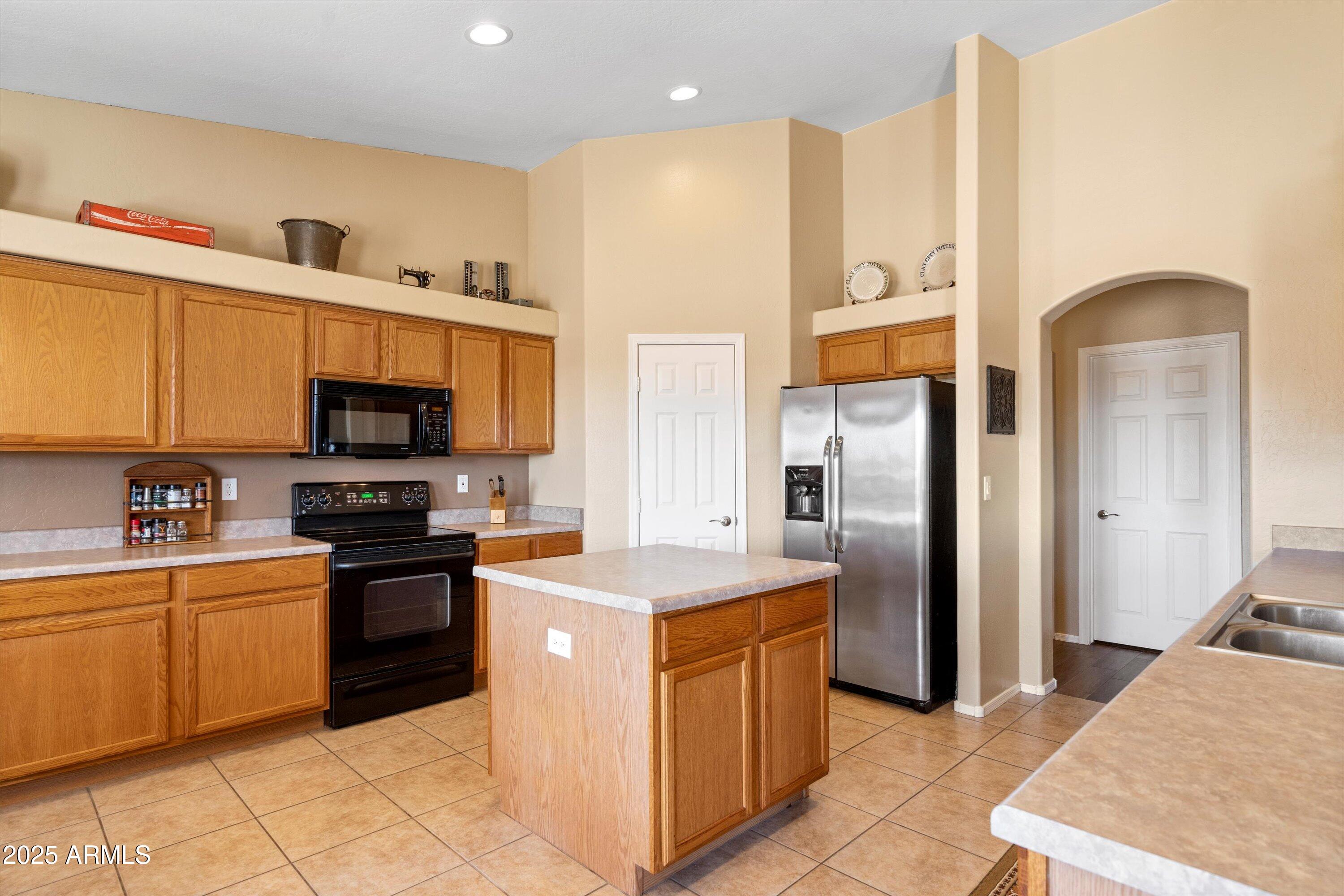 1737 West Tamar Road Phoenix, AZ 85086 - Photo 17 of 52 17-Kitchen