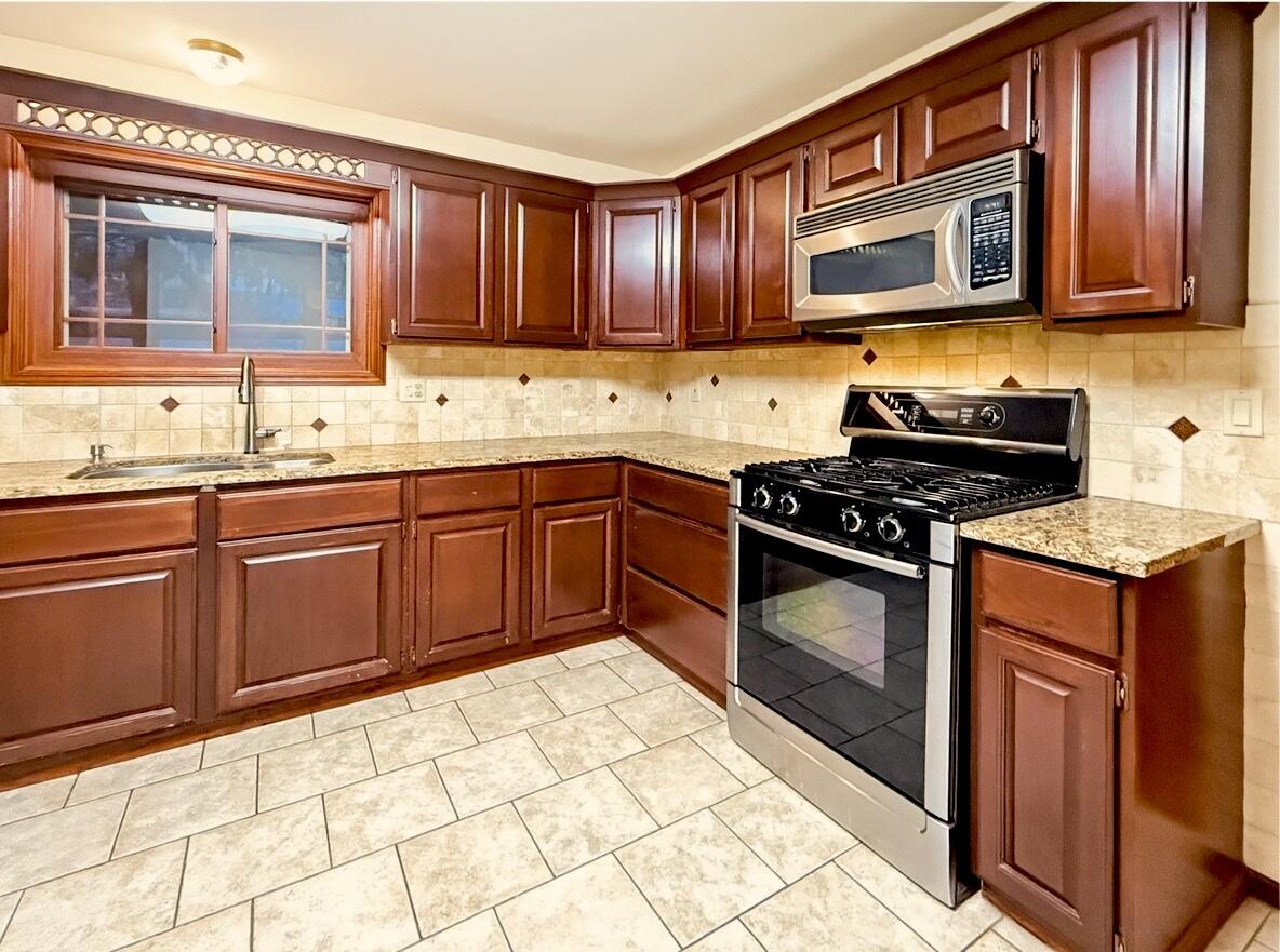 3655 99th Street Pleasant Prairie, WI 53158 - Photo 16 of 52 kitchen