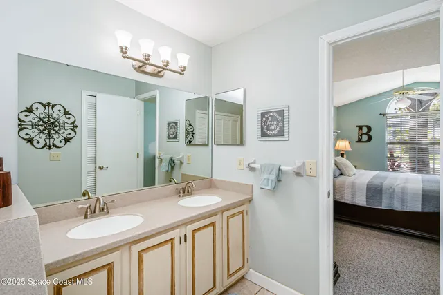 a en suite spacious bathroom with a double vanity sink and a mirror