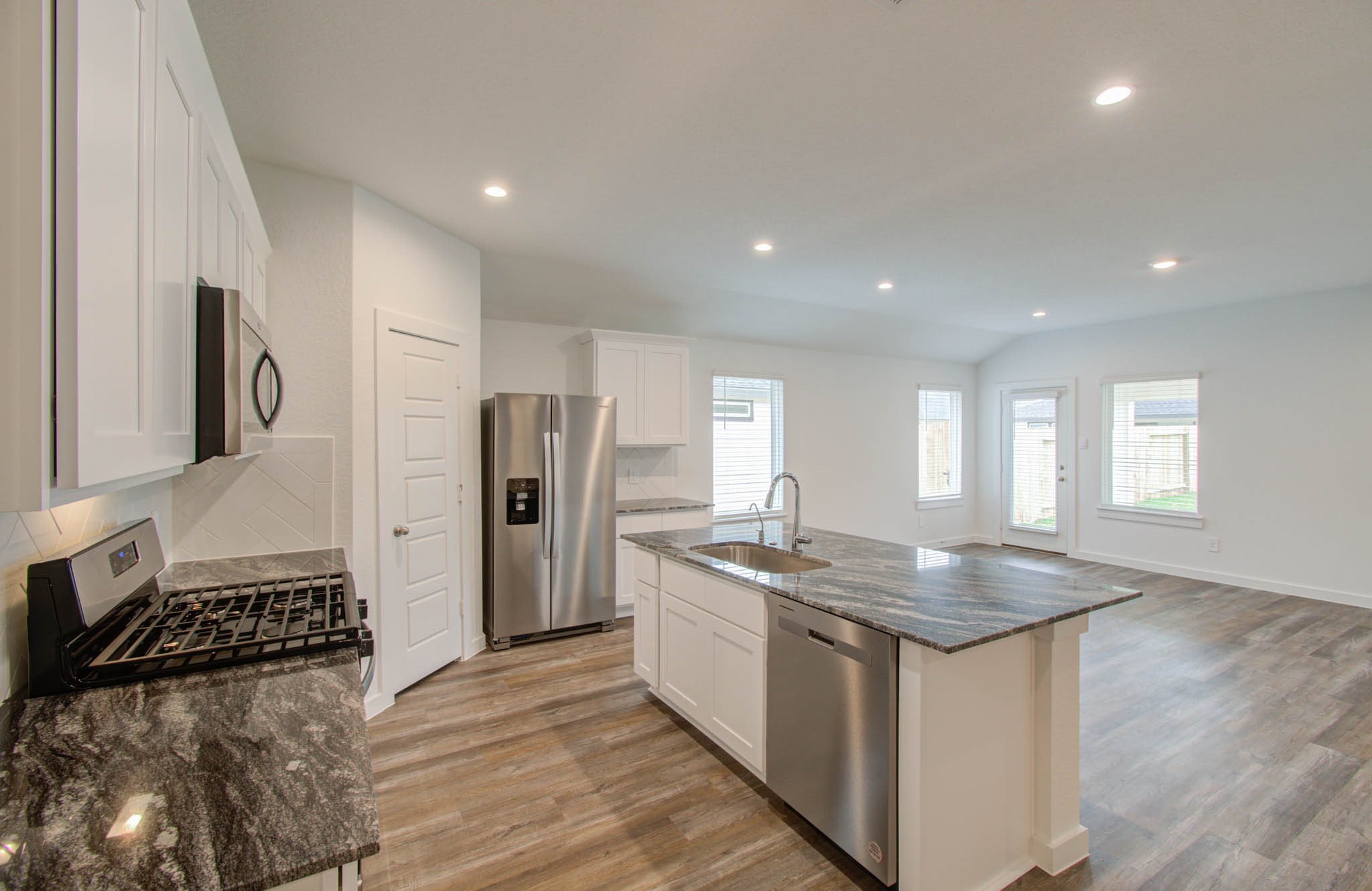 1011 Perezia Court Rosharon, TX 77583 - Photo 17 of 33 Kitchen