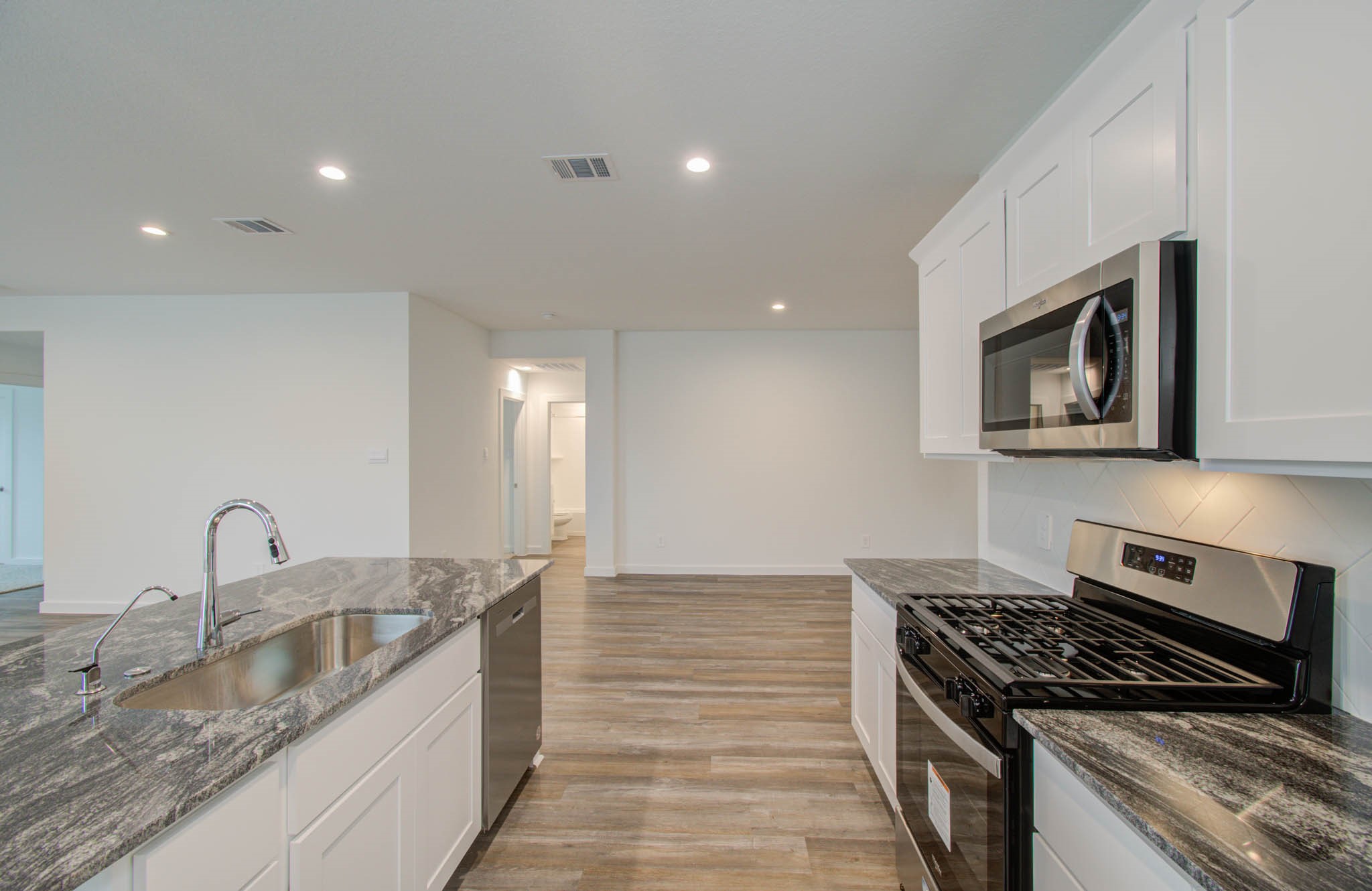 1011 Perezia Court Rosharon, TX 77583 - Photo 19 of 33 Kitchen