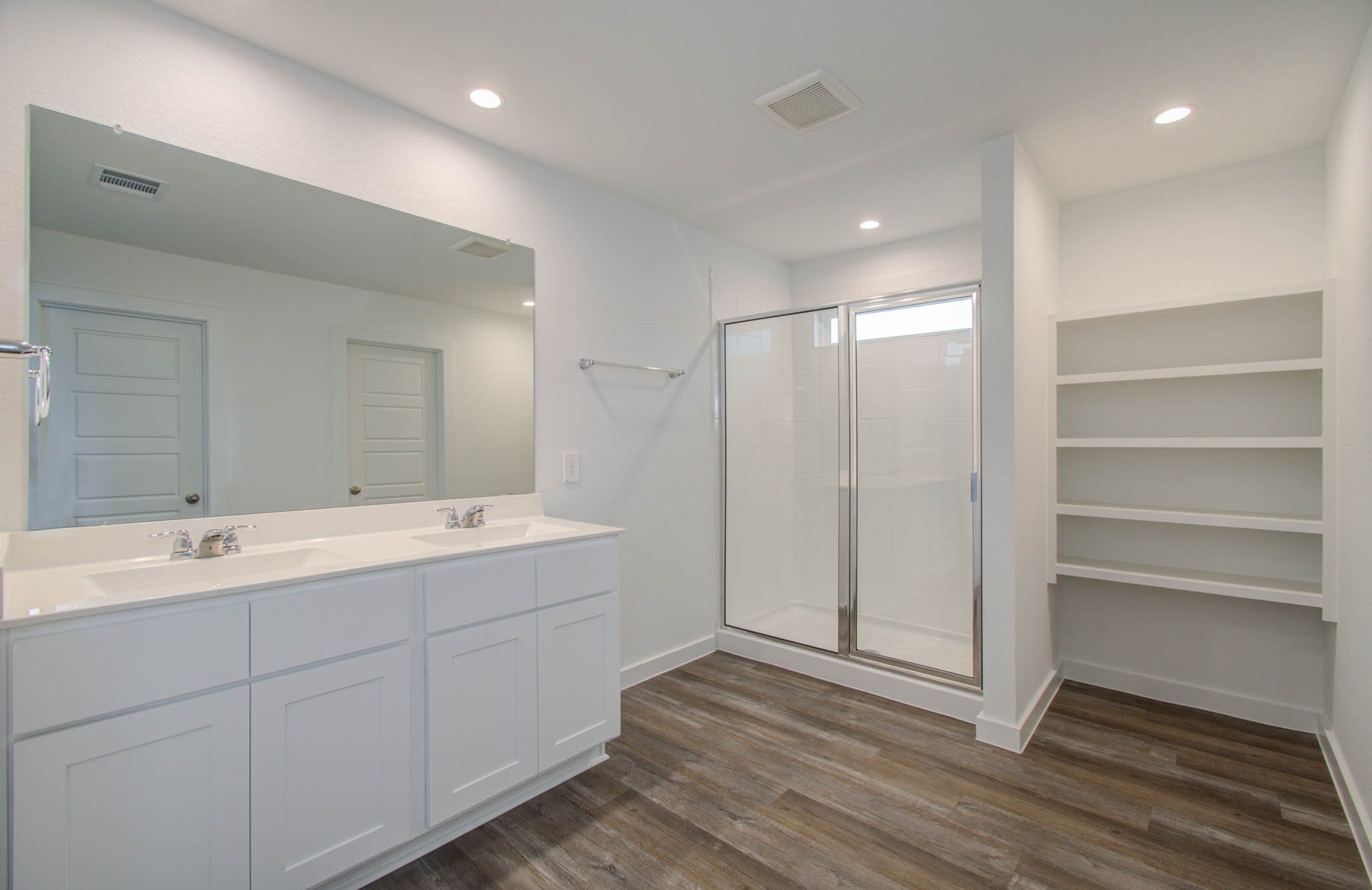 1011 Perezia Court Rosharon, TX 77583 - Photo 27 of 33 Primary Bath