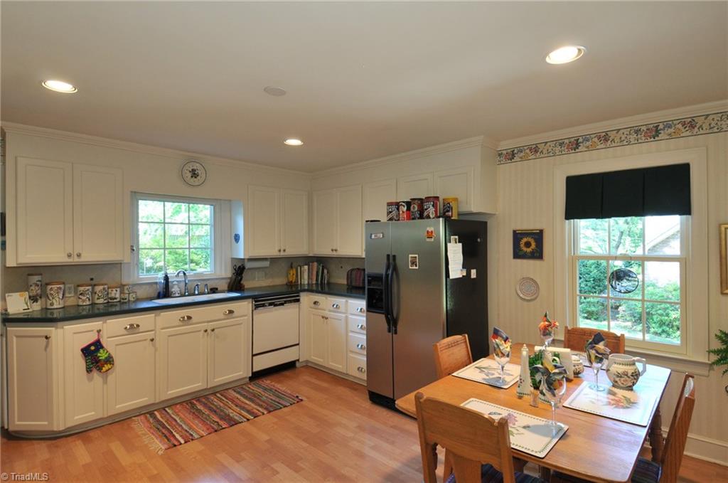 Eat-in kitchen
