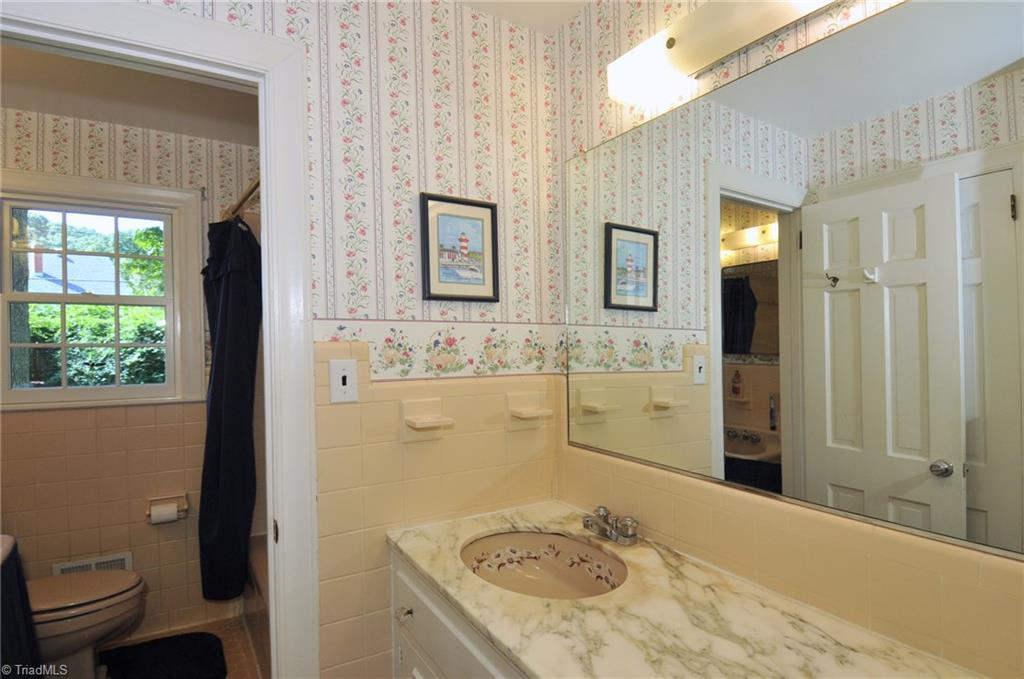 1040 Chester Road Winston-Salem, NC 27104 - Photo 9 of 21 Master Bath
