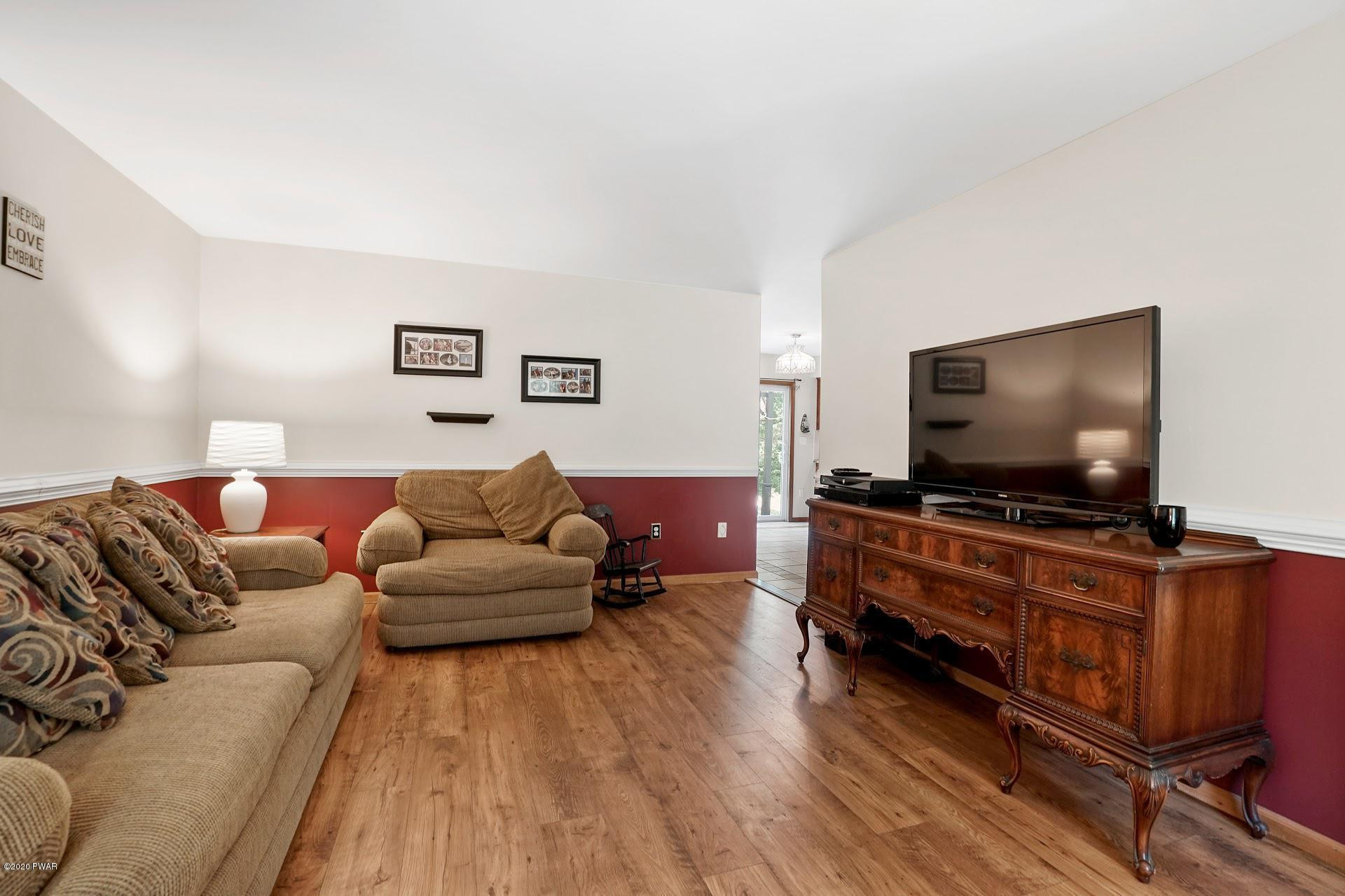 205 Frenchtown Road Milford, PA 18337 - Photo 4 of 32 Living Room