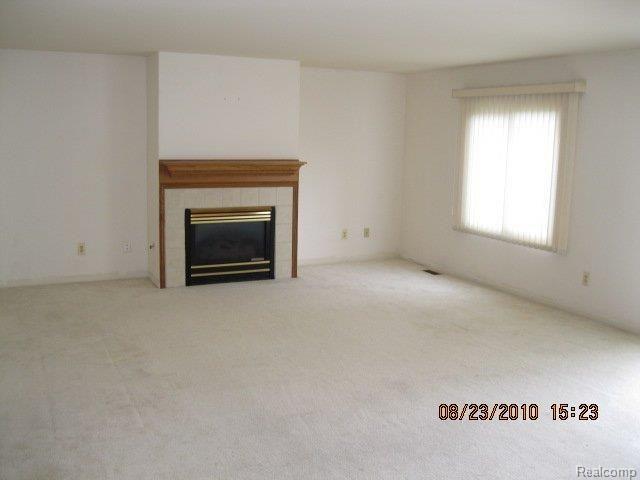 2196 Rochelle Park Drive, Unit 113 Rochester, MI 48309 - Photo 3 of 18 IMG_0466