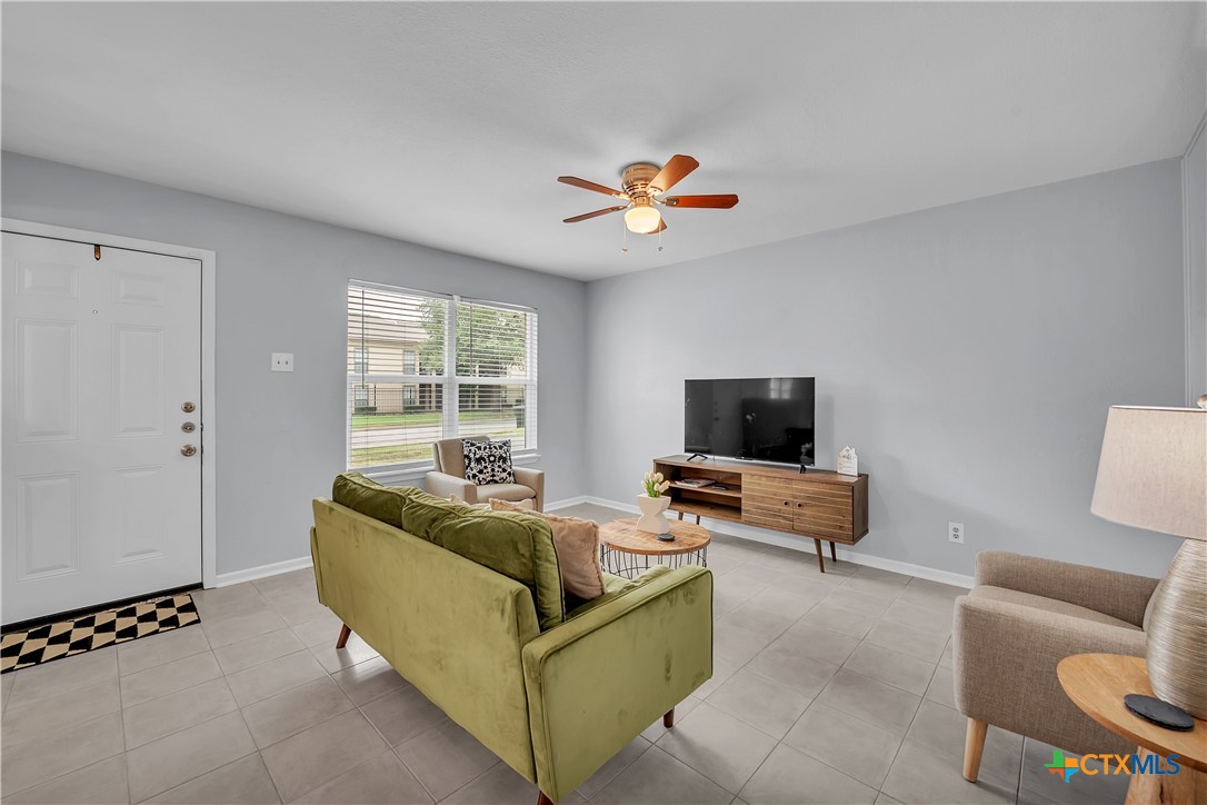 2918 Antelope Trail Temple, TX 76504 - Photo 5 of 24 a living room with furniture and a flat screen tv