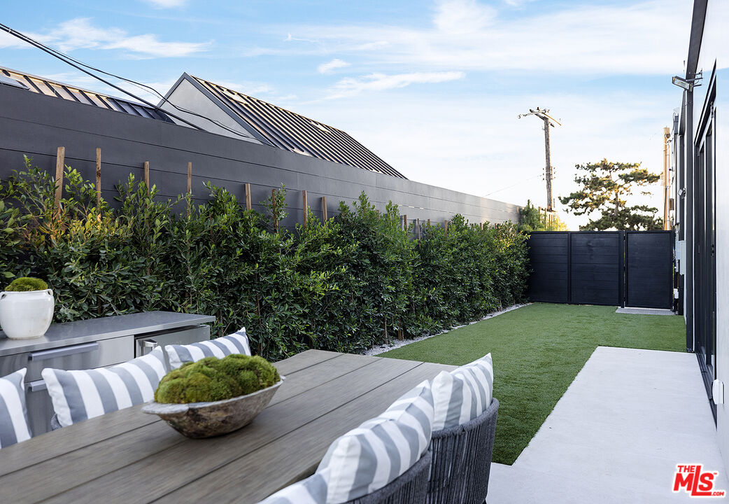 2950 Club Drive Los Angeles, CA 90064 - Photo 35 of 37