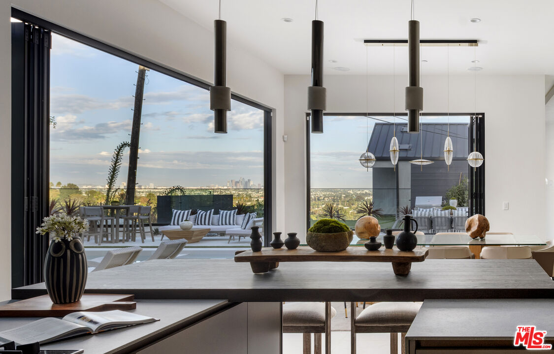 2950 Club Drive Los Angeles, CA 90064 - Photo 5 of 37