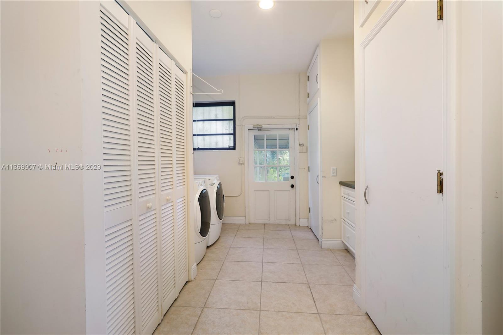 6970 Sunset Drive Miami, FL 33143 - Photo 14 of 30 a view of a bathroom with white walls