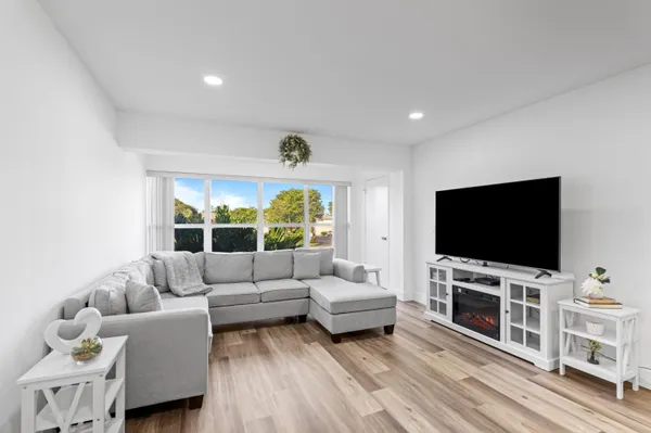 $2,000 | 2915 Southwest 15th Street, Unit 204, Delray Beach, FL 33445