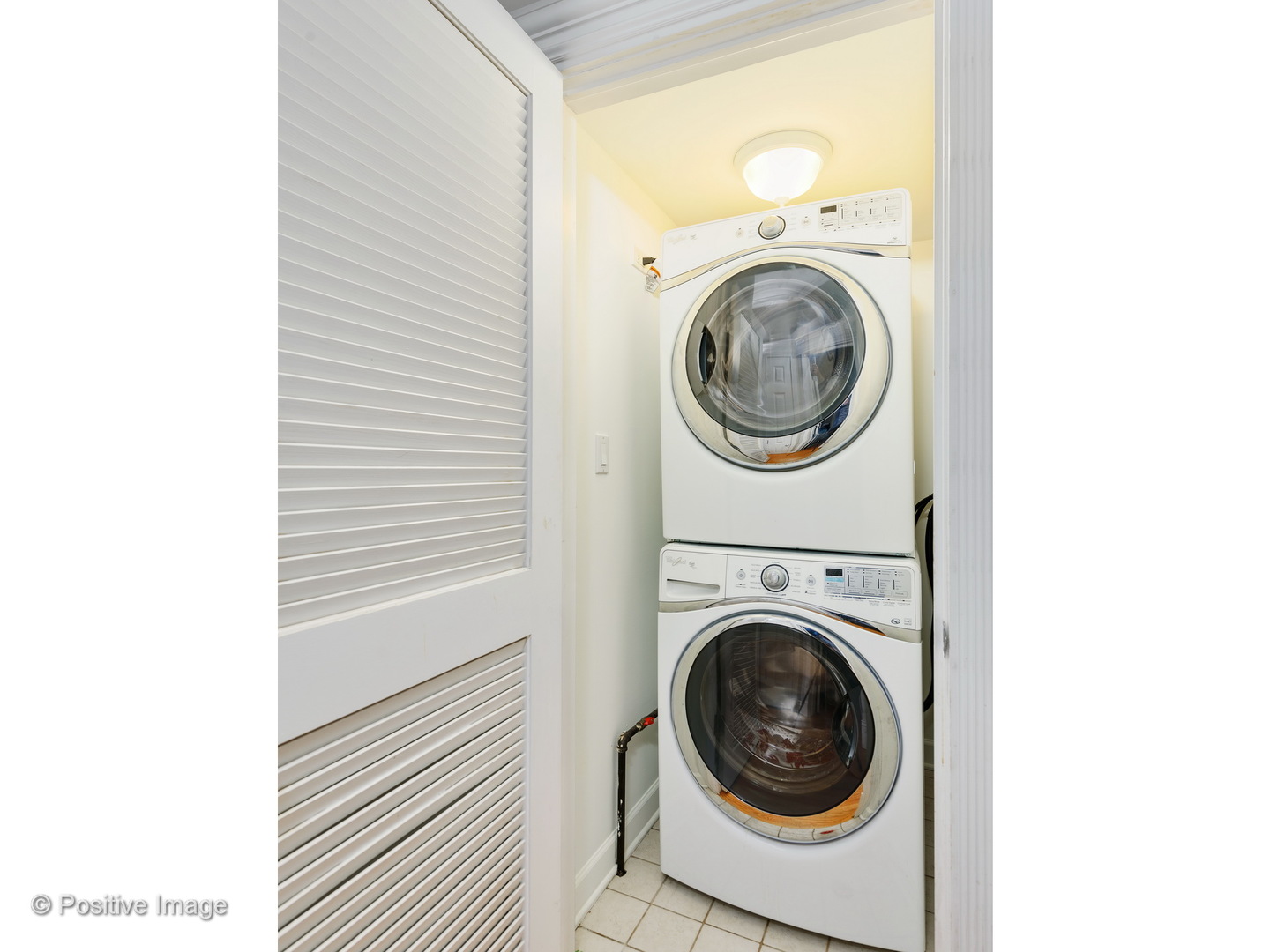 1908 North Sheffield Avenue, Unit 2 Chicago, IL 60614 - Photo 16 of 17 a utility room with dryer and washer