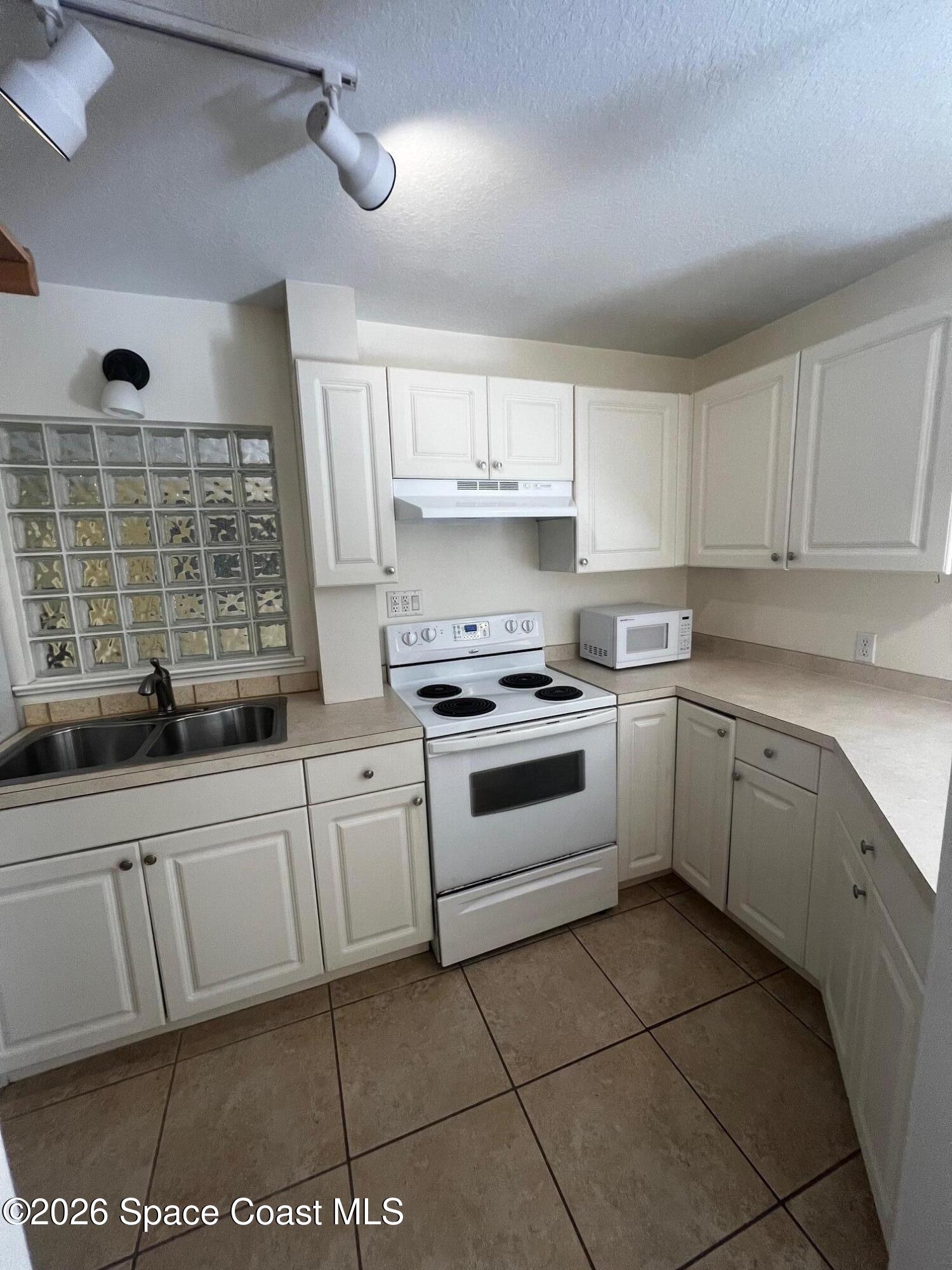 11195 Roseland Road, Unit 4 Sebastian, FL 32958 - Photo 8 of 15 IMG_2408