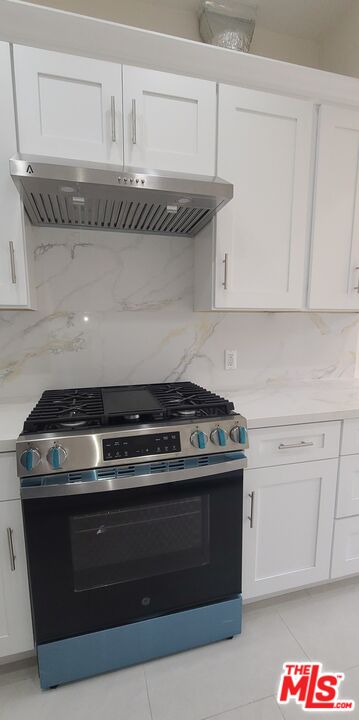 1557 South Beverly Glen Boulevard, Unit 104 Los Angeles, CA 90024 - Photo 18 of 44 a stove top oven sitting inside of a kitchen