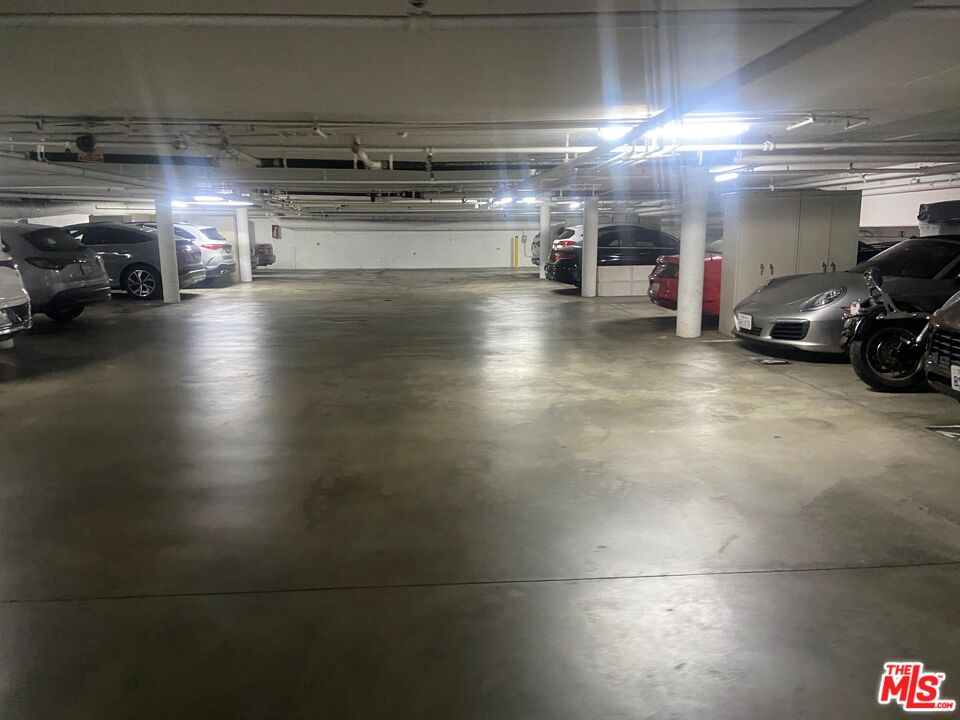1557 South Beverly Glen Boulevard, Unit 104 Los Angeles, CA 90024 - Photo 44 of 44 a view of parking area