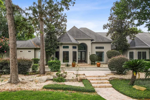 a view of a house with yard and plants