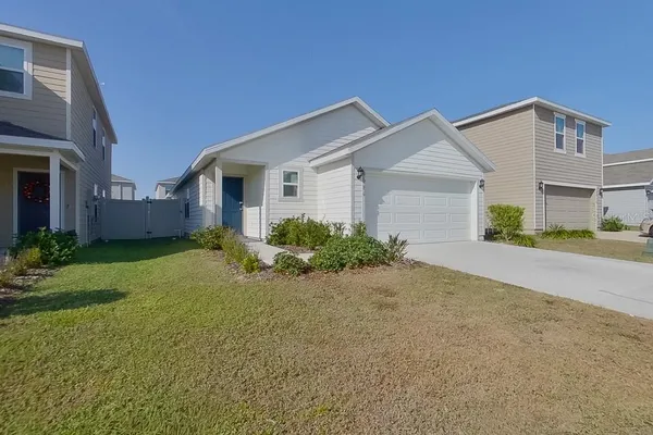 a view of an house with backyard and garden