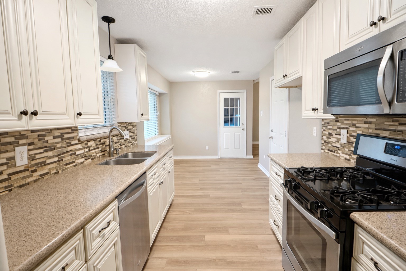 3618 Raindrops Road Pasadena, TX 77505 - Photo 3 of 6 Kitchen/Dining