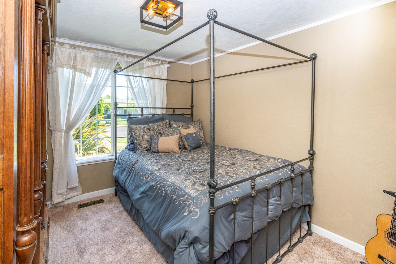 644 Benjamin Way Phoenix, OR 97535 - Photo 26 of 43 644 Benjamin (32 of 103)-Edit