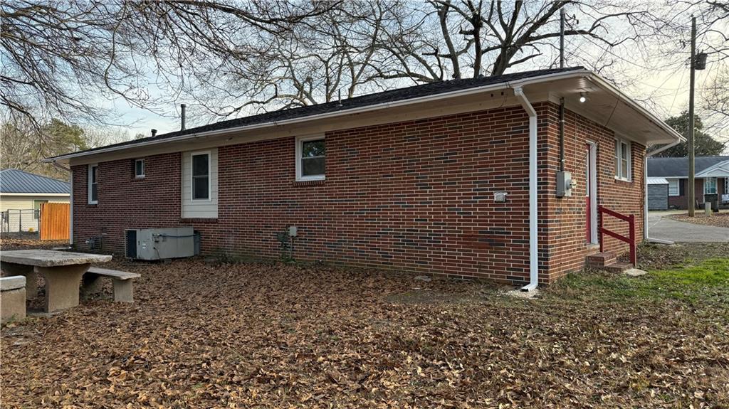 43 Bell Street Hartwell, GA 30643 - Photo 3 of 15 a backyard of a house with lots of green space