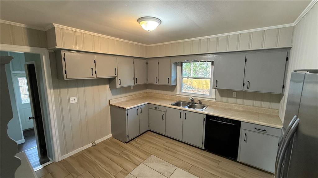 43 Bell Street Hartwell, GA 30643 - Photo 8 of 15 a kitchen with granite countertop a sink stove and refrigerator