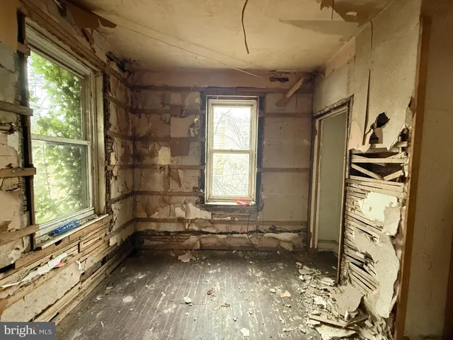 a bathroom with a toilet