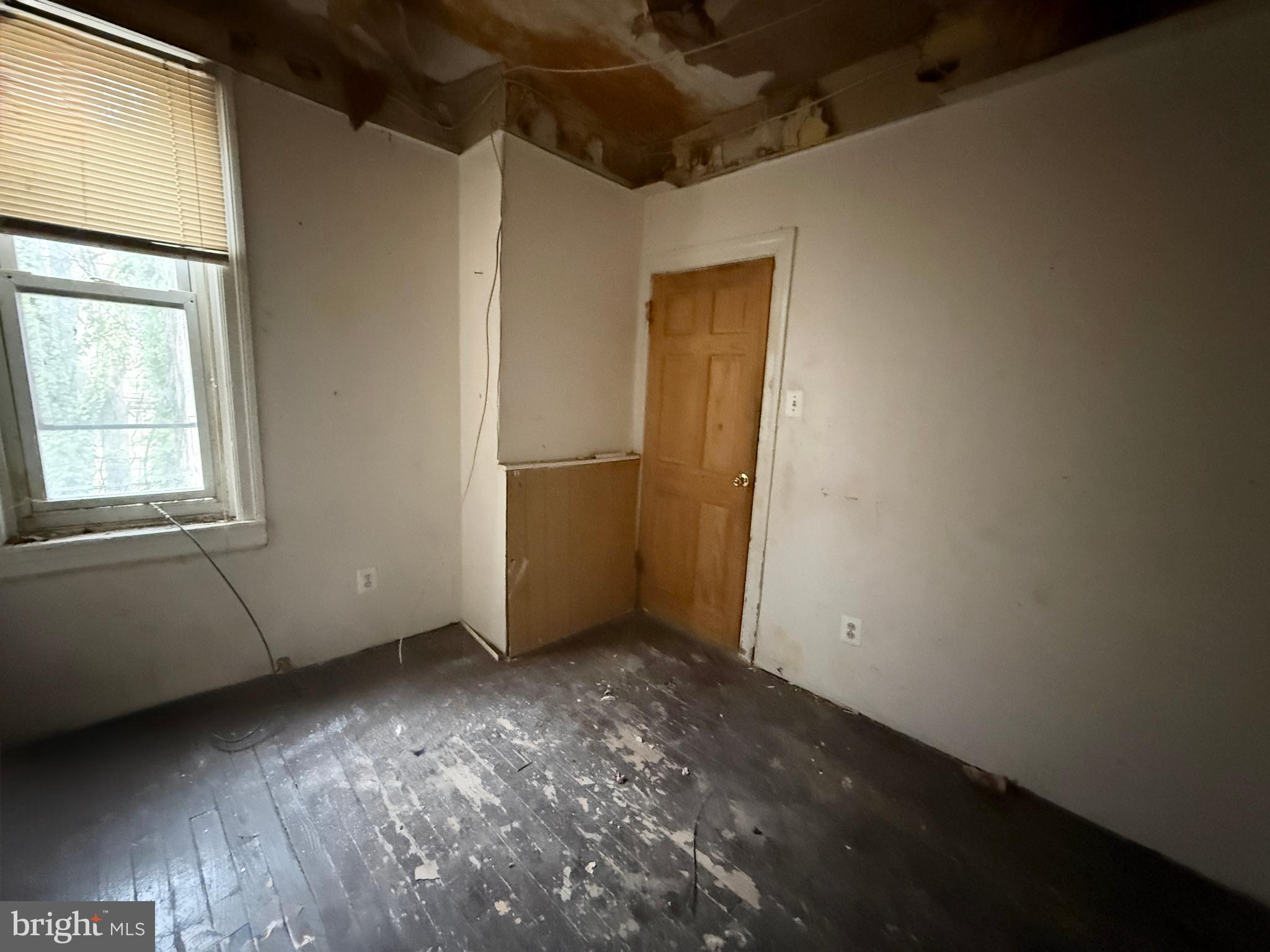 6327 Wheeler Street Philadelphia, PA 19142 - Photo 27 of 36 an empty room with windows