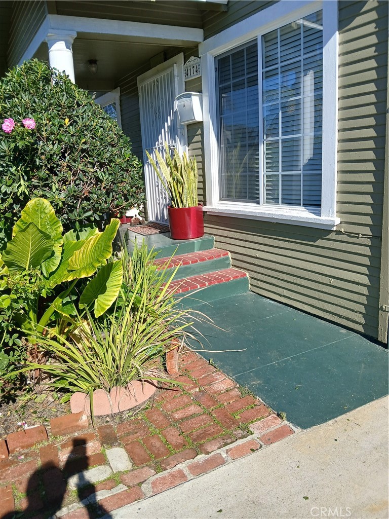 4174 3rd Avenue Los Angeles, CA 90008 - Photo 4 of 5 a front view of a house with a yard