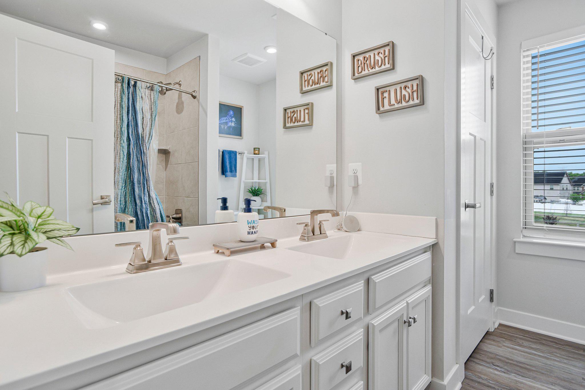 3917 Emory Ridge Road Brandywine, MD 20613 - Photo 37 of 60 Full hallway bath w/double vanity